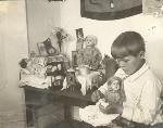 Соня Галкина дома в детском уголке с куклой. Год 1936. Автор:А.М. Иванов. Из альбома Колупаевой Валерии Николаевны