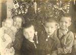 Дети около елки в новый 1937 год. Из альбома Цепелевич Ольги Вениаминовны.