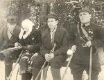 А.М. Иванов (крайний слева) с сослуживцами из УНКВД на лыжной прогулке в Заречном парке. Год ок. 1936. Из альбома Колупаевой Валерии Николаевны
