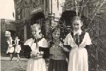 Ученицы у здания школы № 29. 1 мая 1959 г.Из альбома Пугачевой Елены Николаевны