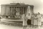 Куприянова В.И. с подругами около фонтана на Театральной площади. г. Киров. 1954 г. Из альбома Охапкиной Ольги Владимировны
