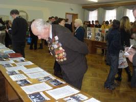 Ветераны Великой Отечественной войны у выставки документов