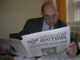 В.С. Жаравин за чтением газеты