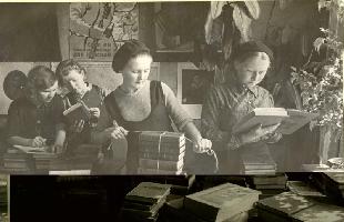 Сбор посылок с книгами для школ и библиотек Сталинграда сотрудниками Кировской областной библиотеки имени А.И. Герцена. 