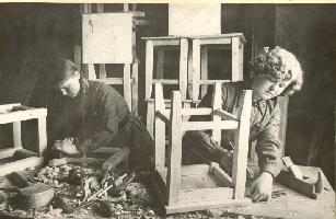 Ученицы первой железнодорожной школы ФЗО № 1 (г. Киров) мастерят табуреты для детских учреждений Сталинграда