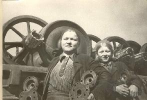 Кировские девушки, работницы Кировского паровозного депо, на фоне запасных частей для вагонов, отправляемых в Сталинград