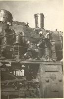 Комсомольцы паровозного депо станции Киров-I заканчивают ремонт локомотива в подарок железнодорожникам Сталинграда