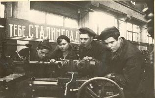 Молодые рабочие кировского завода № 38 готовят заводское оборудование в подарок Сталинграду