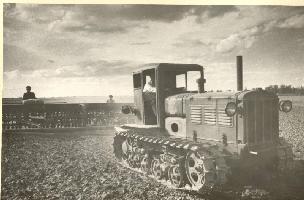 Трактор Сталинградского тракторного завода за работой в поле