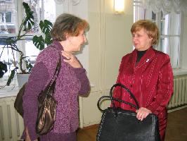 Е.Н. Чудинвских (справа) и сотрудница библиотеки им. А.И. Герцена. В перерыве конференции