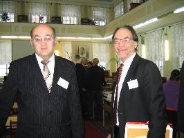 Участники конференции: В.С. Жаравин (слева) и доктор философии, профессор Лэрри Халмс (США)