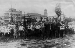 Вручение вятскими комсомольцами знамени германскому комсомолу через представителей в ЦК МОПР в день открытия губернского съезда МОПР 23 июня 1924 года