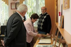 Начальник отдела использования архивных документов ГАСПИ КО В.С. Жаравин проводит экскурсию по выставке