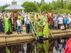 Освящение воды в реке Усть-Недуме во время крестного хода, посвященного памяти Леонида Устьнедумского.