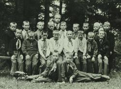 Кайсин Владимир Кузьмич, вожатый, среди пионеров лагеря УКГБ Кировской области (в верхнем ряду в центре). 11 августа 1954 г.