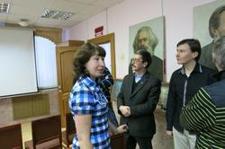 2. Ведущий специалист Л.Г. Попцова проводит экскурсию по выставке