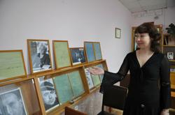 Ведущий архивист Л.Г. Попцова представляет выставку документов