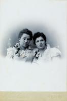 Л.П. Кендзерская (слева) с подругой. г. Вятка. П.Г. Тихонов. 1890-е гг.                    (Ф. Р-6983. Оп. 2. Д. 33)